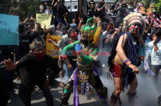 Pekerja Seni dan Hiburan...