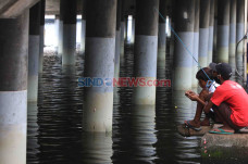 Mancing di Kali Ancol,...