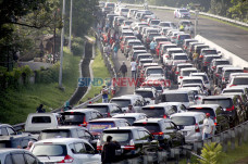 Libur Akhir Pekan, Jalur...