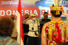 Kenakan Pakaian Daerah,...