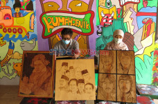 Lukis Bakar Rumah Oenik...