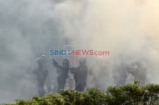 Polisi Bubarkan Demo...