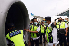 Menhub Tinjau Arus Balik...