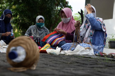 Manfaatkan Limbah Plastik,...