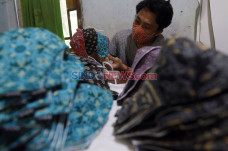 Masker Motif Batik Makin...