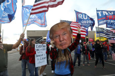 Pendukung Trump Lanjutkan...
