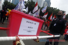 Pakai Tandu, KSBSI Serahkan...