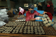 Produksi Kerupuk Bertahan...