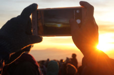 Berburu Sunrise di Bukit...