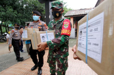 Truk Pengangkut Logistik...