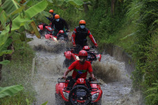 Keseruan Bermain ATV...