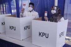 Ditemani Istri, Mohammad...