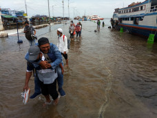 Banjir Rob Rendam Pelabuhan...