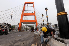 Proyek Pembangunan Jembatan...