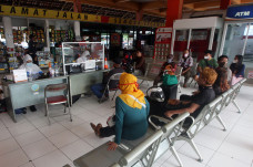Calon Penumpang Bus...