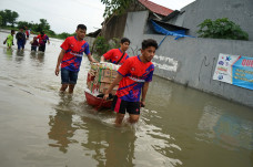Relawan Distribusikan...