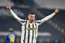 Ronaldo Cetak Dua Gol,...