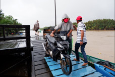 Melihat Aktivitas Warga...