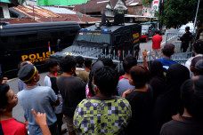 Polisi Gerebek Rumah...
