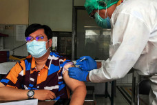 Giliran Tenaga Kesehatan...