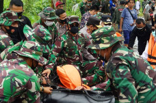 Panglima TNI Serahkan...