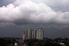 Awan Gelap Selimuti...