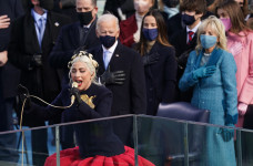 Lady Gaga Nyanyikan...
