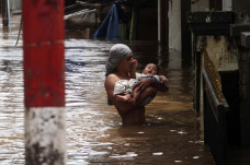 Sungai Ciliwung Meluap,...