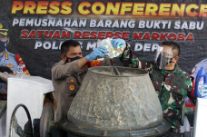 Polres Depok Musnahkan...