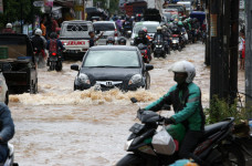 Tanggul Sungai Jebol,...