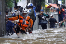 Potret Petugas Menggendong...