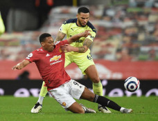 Bungkam Newcastle 3-1,...