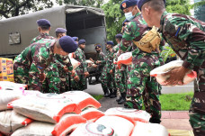 Kerahkan Truk Militer,...