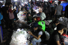 Jalan-Jalan Tengah Malam,...