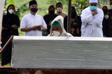 Kumandangkan Azan, Teddy...