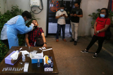 Masuk Kafe di Surabaya,...
