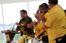 Airlangga Hartarto Tutup...
