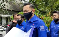Bersama Pendukungnya,...