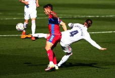 Bungkam Elche 2-1, Madrid...
