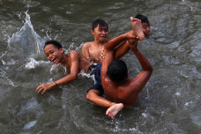 Tak Hiraukan Air Keruh,...