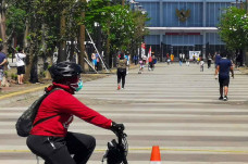 Warga Kembali Berolahraga...