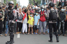 Antusias Warga Tonton...