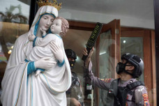 Sterilisasi Gereja Jelang...