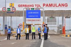 Jokowi Resmikan Tol...
