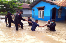 Aksi Polisi Selamatkan...