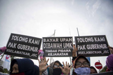 10 Bulan Tak Digaji,...