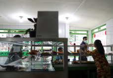 Pandemi, Warteg Dapat...