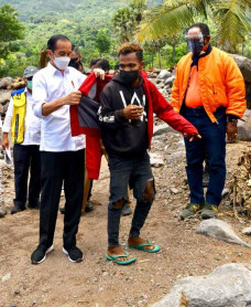 Jokowi Berikan Jaket...