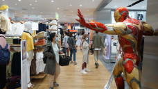 Uniqlo Resmikan Toko...