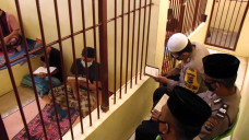 Dari Balik Jeruji, Polisi...